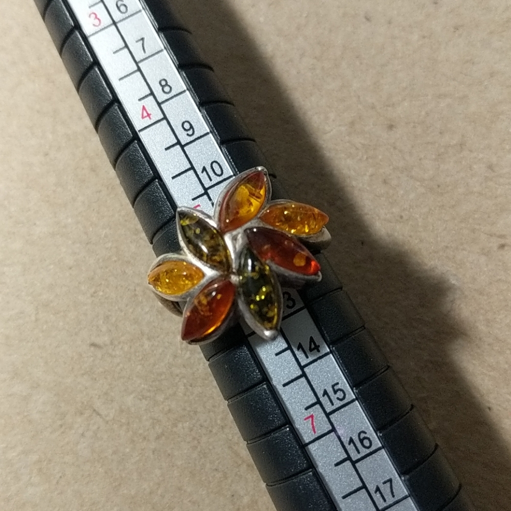 Amber set in leaf pattern